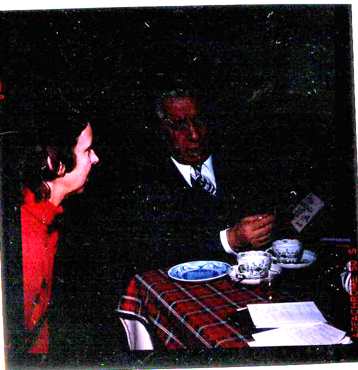 Սլայդ (գունավոր).Ա. Խաչատյանը իր մոսկովյան բնակարանում թեյի սեղանի շուրջ