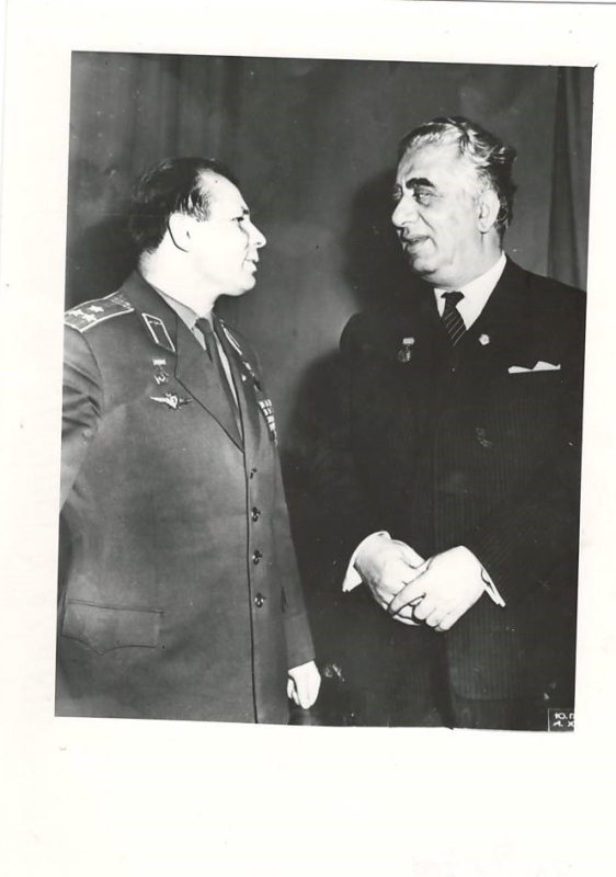 Լուսանկար .Ա.Խաչատրյանը առաջին տիեզերագնաց  ,ԽՍՀՄ հերոս  Յուրի Գագարինի հետ 