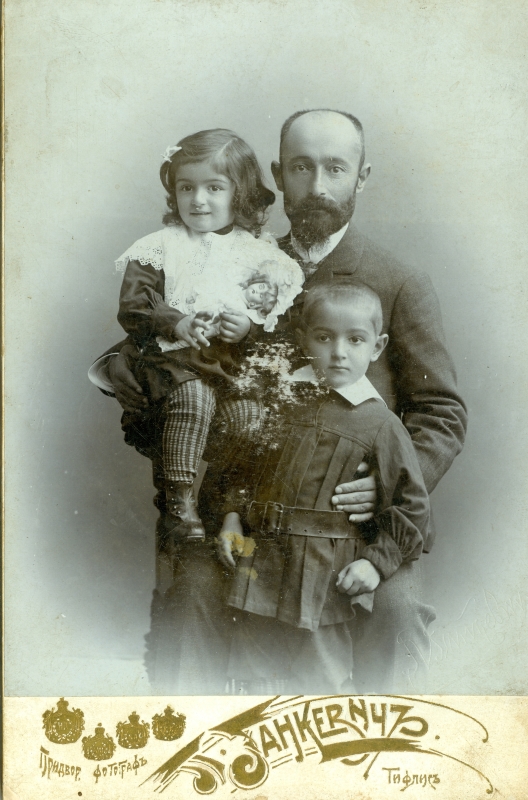 Բյուրճյան Թաթոսը իր եղբոր որդիների հետ