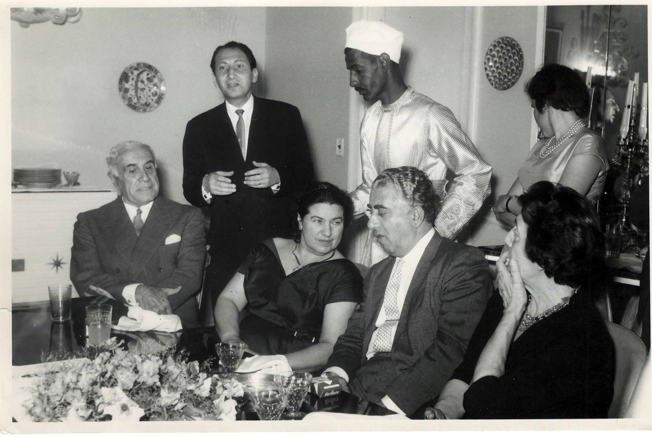 Լուսանկար. Ա. Խաչատրյանը կնոջ՝ Ն. Մակարովայի և եգիպտահայ կոմպոզիտոր Է. Հակոբյանի հետ Կահիրեում, Նասիբյան ընտանիքին հյուր 