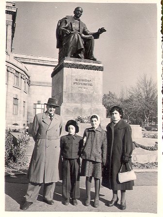 Անծանոթ ընտանիքի լուսանկար Սպենդիարյանի հուշարձանի ֆոնին: