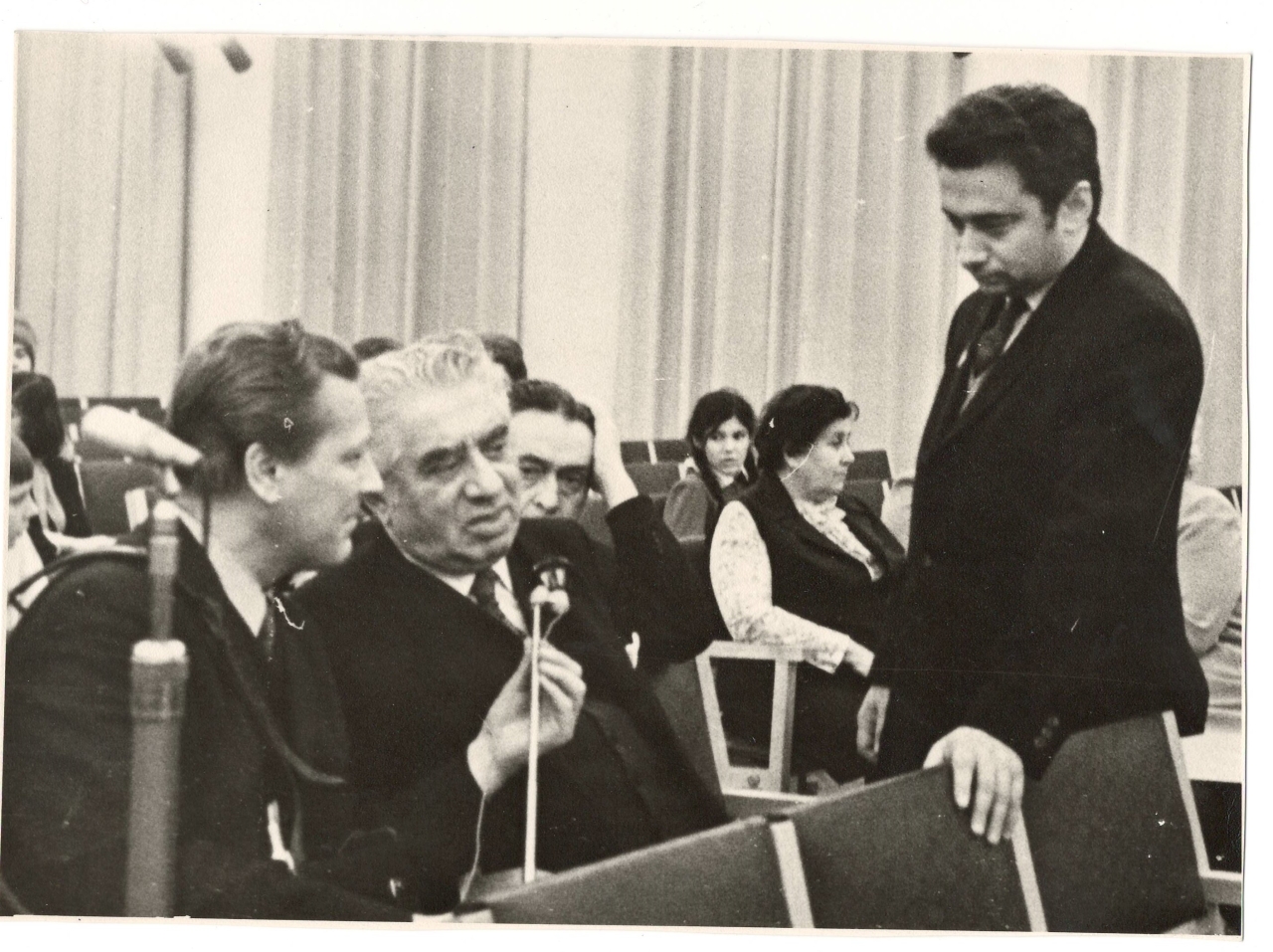 Լուսանկար .  Ա.Խաչատրյանը Լենինգրադի Կիրովի շրջանի մանկական երաժշտական դպրոցի մանկավարժական կոլեկտիվի և սաների հետ ՝  իր ծննդյան 70- ամյակին նվիրված միջոցառումների օրերին                    