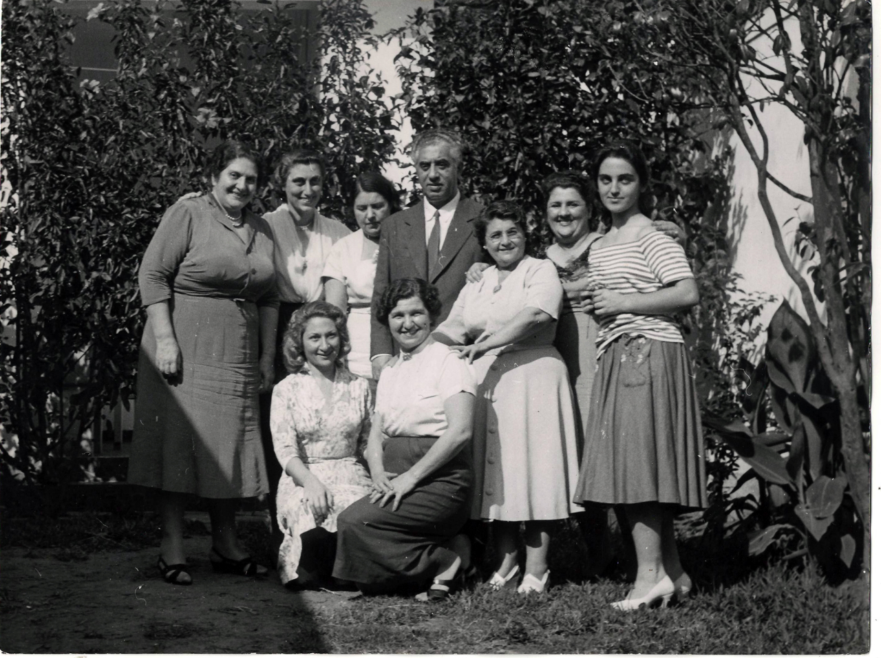 Լուսանկար. Ա. Խաչատրյանը կնոջ՝ Ն. Մակարովայի և այլոց հետ Տ. Մոստիջյանի տան պարտեզում