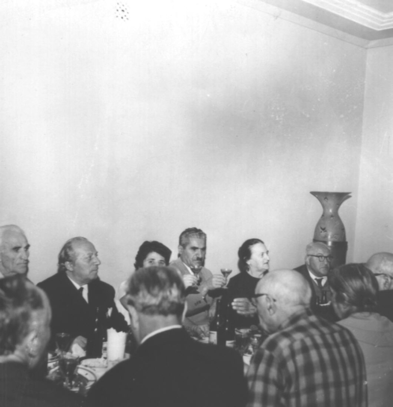 Ե. Քոչարը և մի խումբ ներսիսյանցիներ սեղանի շուրջ,  [1960 -1970–ականներ]