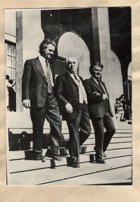 Նեգատիվ ՝լուսանկարի՝ Ա.Խաչատրյանը     կոմպոզիտորներ Է.Միրզոյանի և Ալ.Հարությունյանի հետ ՀԽՍՀ Գիտությունների ակադեմիայի շենքի մոտ 