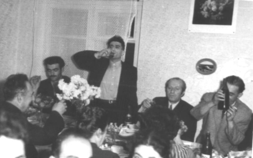 Ե. Քոչարը   մի խումբ մարդկանց հետ խնջույքի ժամանակ, Երևան, 7 նոյեմբերի, 1957   