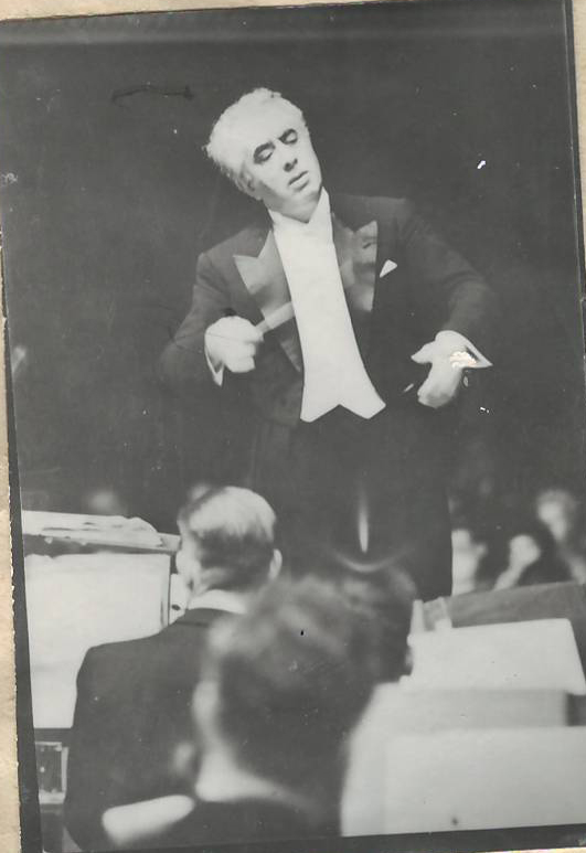 Նեգատիվ՝ լուսանկարի. Ա. Խաչատրյանը Վարշավայում՝  իր հեղինակային համերգի ժամանակ տեղի սիֆոնիկ նվագախումբը նվագավարելիս