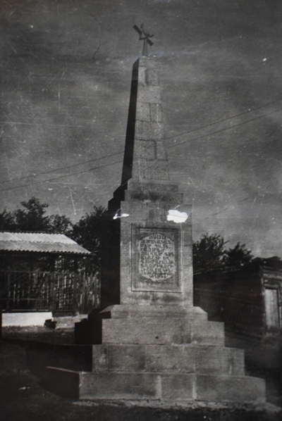 Կապանի Գեղանուշ գյուղի  հուշարձան-կոթողը՝  նվիրված Մեծ հայրենականում զոհված համագյուղացիներին 