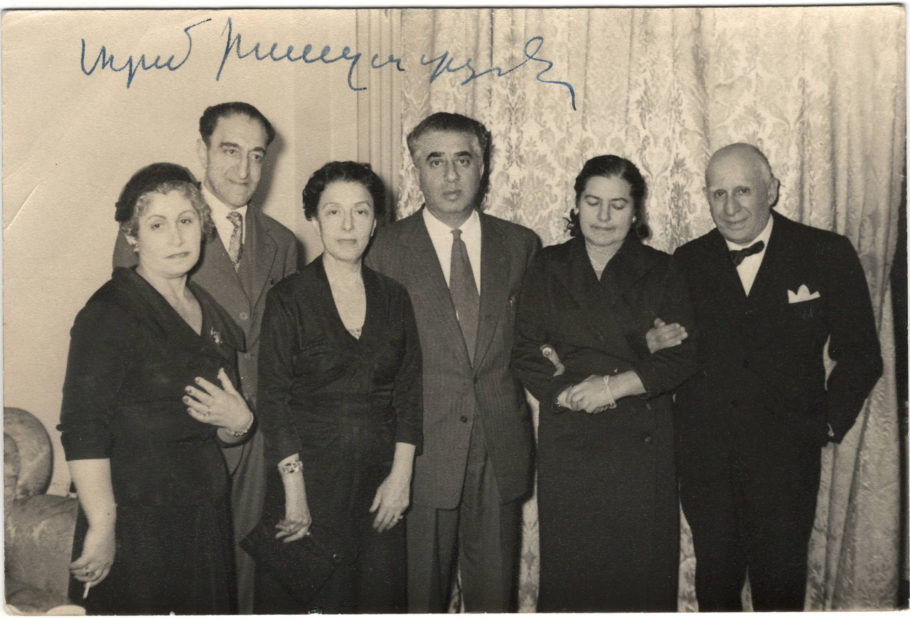 Լուսանկար. Ա. Խաչատրյանը   կնոջ՝ Ն. Մակարովայի հետ Բուենոս Այրեսում Լ. Վարդանյանին հյուր (կոմպոզիտորի մակագրությամբ)