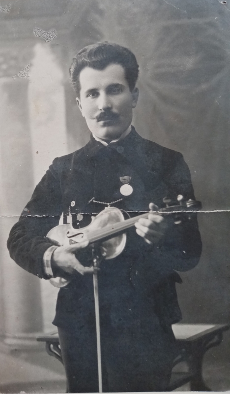 Սաշա Օգանիզաշվիլին ջութակով 