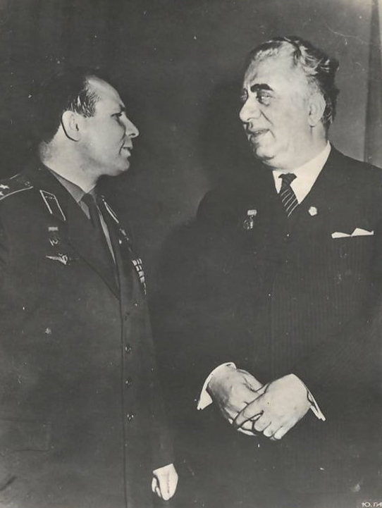 Նեգատիվ՝ լուսանկարի. Ա. Խաչատրյանը առաջին տիեզերագնաց Յու. Գագարինի հետ