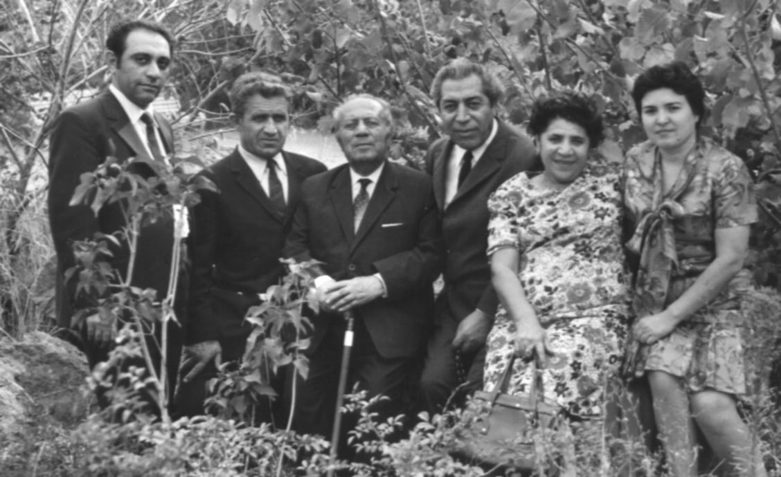Ե. Քոչարը, կինը՝ Մ. Մկրտչյանը, մի կին  և երեք տղամարդ  «Արզնի» առողջարանում, 15 հոկտեմբերի, 1973