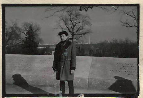 Նեգատիվ՝ լուսանկարի. Կարեն Խաչատրյանը (Ա. Խաչատրյանի որդին) Վաշինգտոնի Արլինգտոն գերեզմանոցում