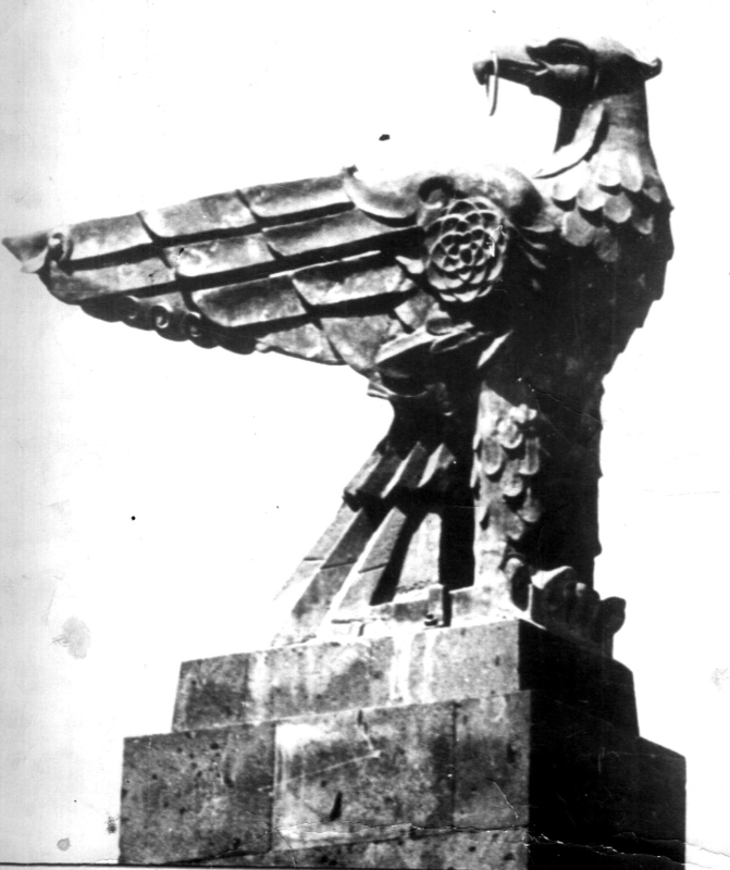 Ե. Քոչարի կերտած «Զվարթնոցի արծիվ» արձանի լուսանկարը, 1960-70-ականներ