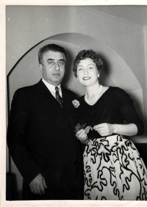 Լուսանկար. Ա. Խաչատրյանը դաշնակահարուհի Մ. Լիմպանիի հետ Լոնդոնի «Ալբերտ Հոլ» թագավորական համերգասրահում համերգից հետո
