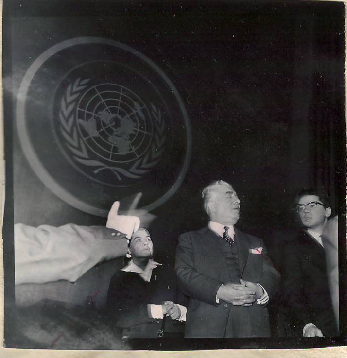 Նեգատիվ՝ լուսանկարի. Ա. Խաչատրյանը  կնոջ՝ Ն. Մակարովայի և որդու՝ Կարենի հետ ՄԱԿ-ի Գերագույն ասամբլեայի գլխավոր դահլիճում  