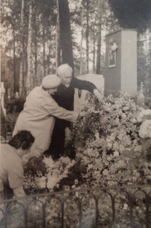 Մոիսեևը  և  Գայանե  Սուլթան-Շահը  Լևոն  Օրբելու  գերեզմանի  մոտ