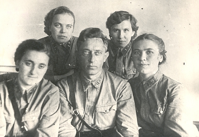 Հայրենական պատերազմի մասնակից բժիշկներ (ձախից առաջինը Սոֆյա Լալայանն է) 