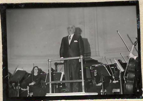 Նեգատիվ՝ լուսանկարի. Ա. Խաչատրյանը Նյու Յորքի Քարնեգի Հոլ համերգասրահում տեղի սիմֆոնիկ նվագախմբի հետ իր հեղինակային համերգի ժամանակ