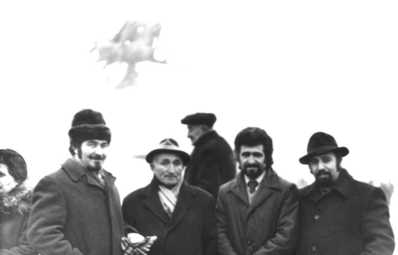 Մի խումբ մարդիկ Երվանդ Քոչարի «Վարդան Մամիկոնյան» արձանի բացմանը. ձախից առաջինը՝ Դավիթ Քոչար, վերջինը՝ Հայկազ Քոչար, Երևան, 1975