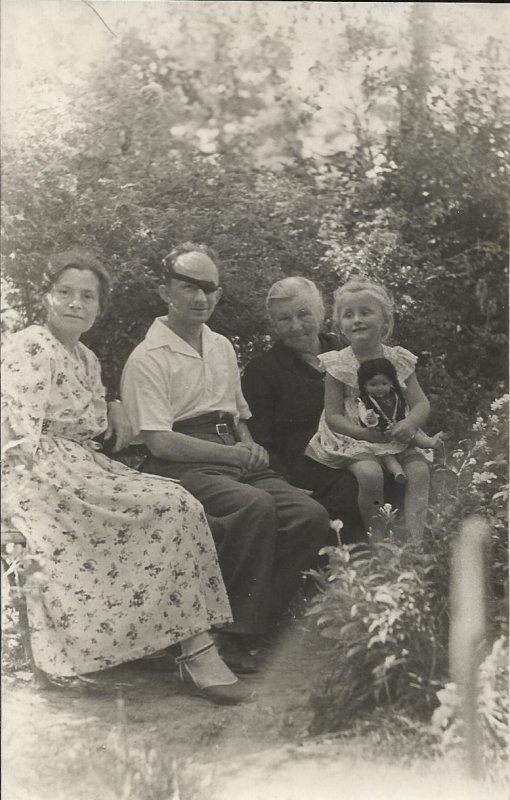 Օլգա  Օրբելին  ընտանիքի  հետ