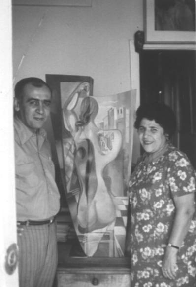 Ե. Քոչարի կինը՝ Մանիկ Մկրտչյանը և լրագրող Յուրա Առաքելյանը  «Առավոտ» տարածանկարի կողքին կանգնած, 1971