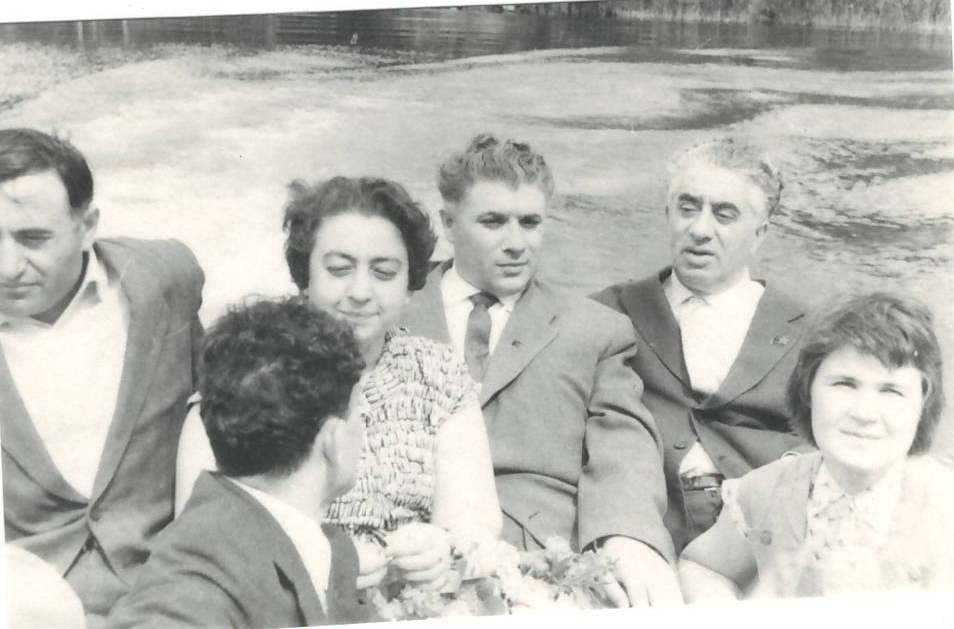 Նեգատիվ՝ լուսանկարի. Ա. Խաչատրյանը Մ. Հարությունյանի, Է. Միրզոյանի և այլոց հետ Սևանա լճում մոտորանավակով զբոսնելիս