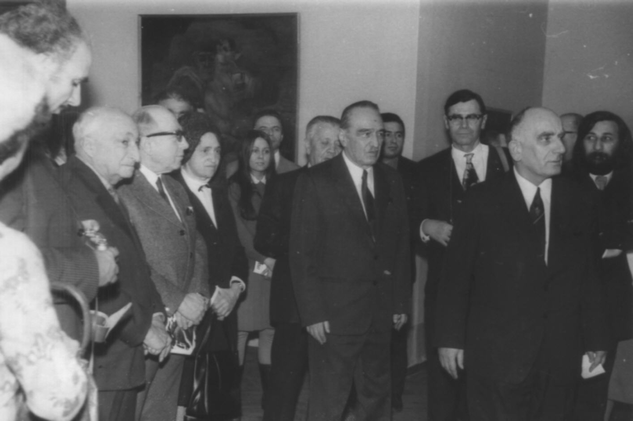 Երվանդ Քոչարի  անհատական ցուցահանդեսի բացման մի խումբ մասնակիցներ «Արևելքի ժողովուրդների արվեստի  թանգարանում». աջից առաջինը՝ Ռուդոլֆ Խաչատրյան, երրորդը՝ Անաստաս Միկոյան, Մոսկվա 25 դեկտեմբերի, 1973