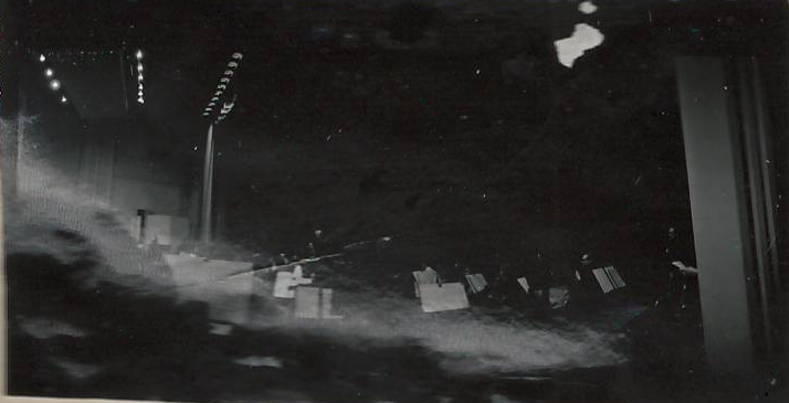 Նեգատիվ՝ լուսանկարի. Ա. Խաչատրյանը Նյու Յորքի Քարնեգի Հոլ համերգասրահում՝ տեղի սիմֆոնիկ նվագախմբի հետ իր հեղինակային համերգի ժամանակ