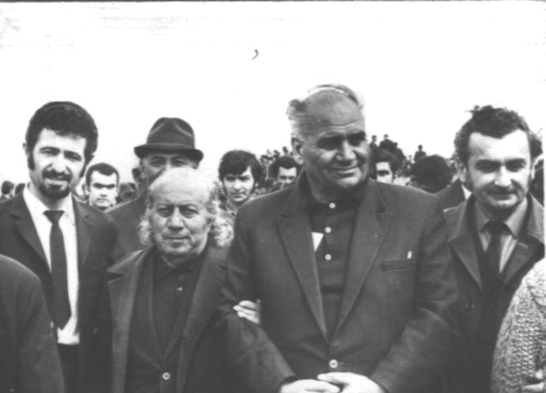 Ե. Քոչարը և մի խումբ մարդիկ Ծիծեռնակաբերդում.  ձախից՝ Դաշտոյան,Հովհ. Չեքիջյան, Ե. Քոչար, Արտաշես Մաթևոսյան, Հր. Գաբուզյան, Երևան, [1970–ականներ]