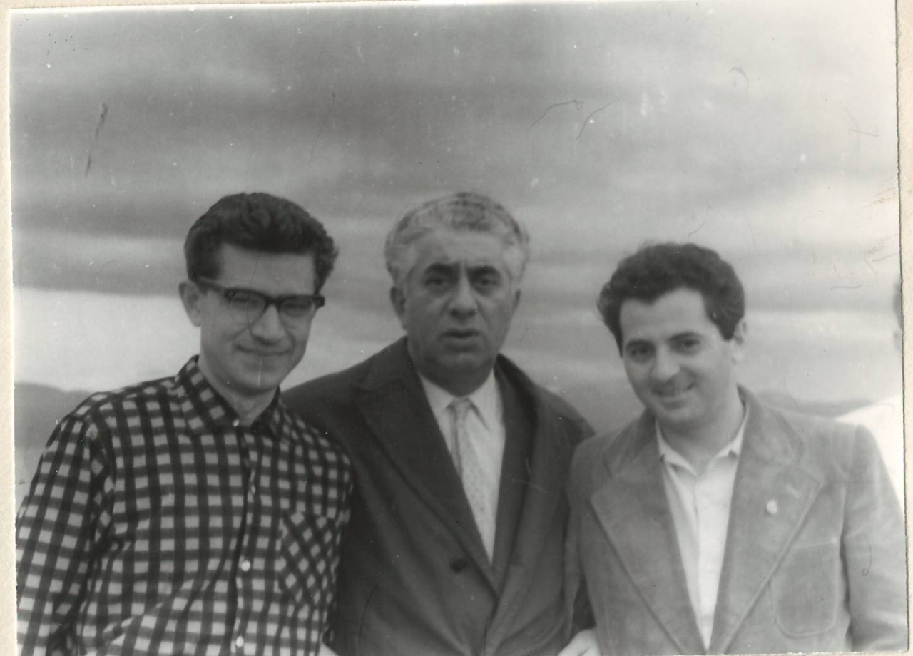 Նեգատիվ՝ լուսանկարի. Ա. Խաչատրյանը կոմպոզիտորներ Է. Հարությունյանի և Բ. Թրոցյուկի հետ Սևանա լճի ափին