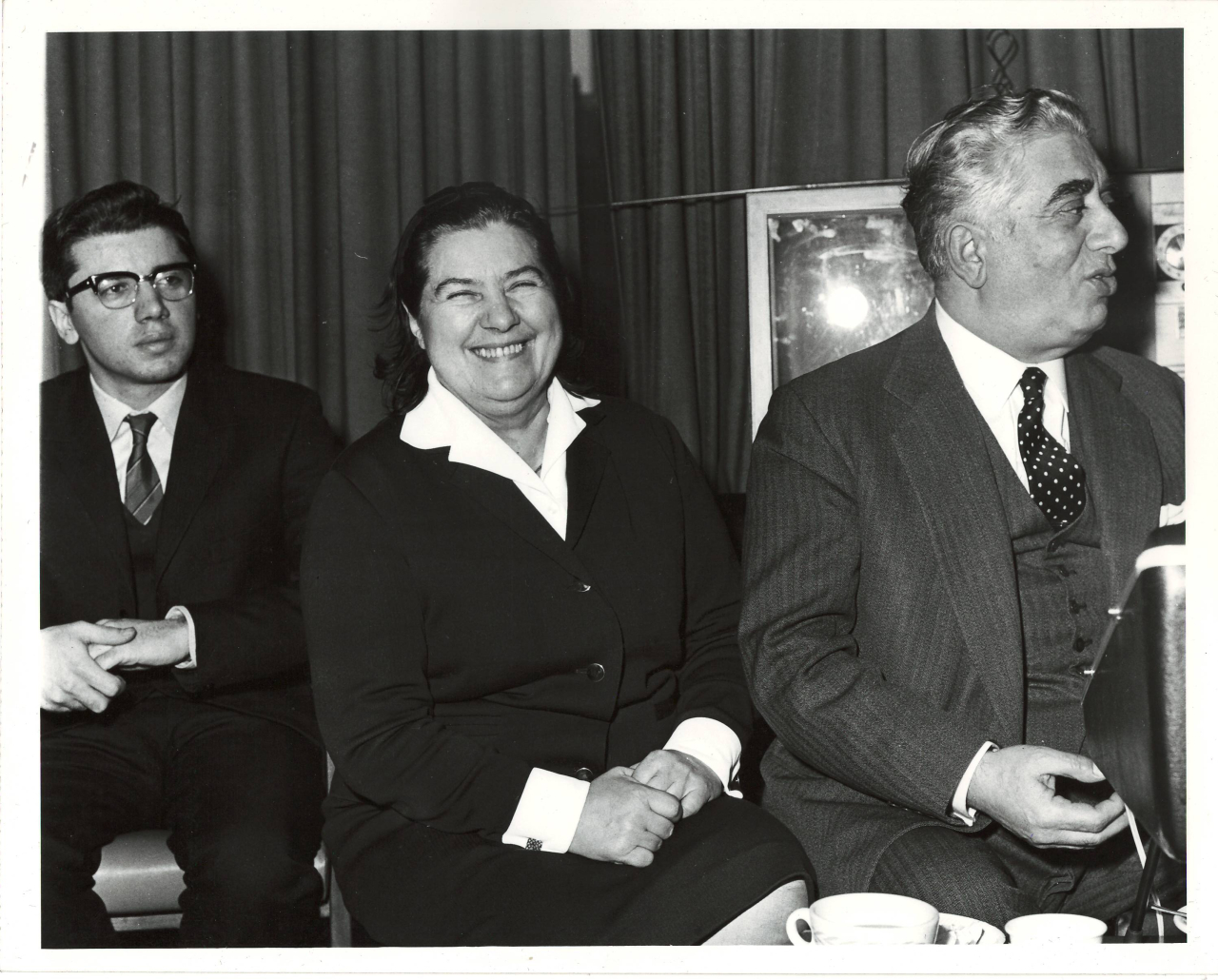 Լուսանկար. Ա. Խաչատրյանը կնոջ՝ Ն. Մակարովայի, իրենց որդու՝ Կարենի հետ ՄԱԿ-ի գրասենյակում մամլո ասուլիսի ժամանակ
