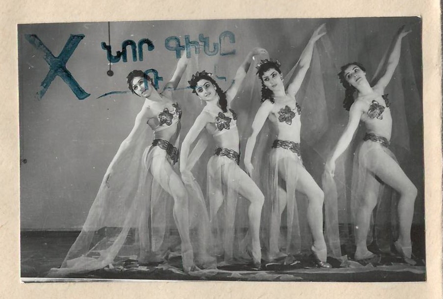 Նեգատիվ լուսանկարի` Ա.Խաչատրյանի «Սպարտակ» բալետի երևանյան բեմադրությունից «Եգիպտուհի կուրտիզանուհիների պարը» տեսարանը.