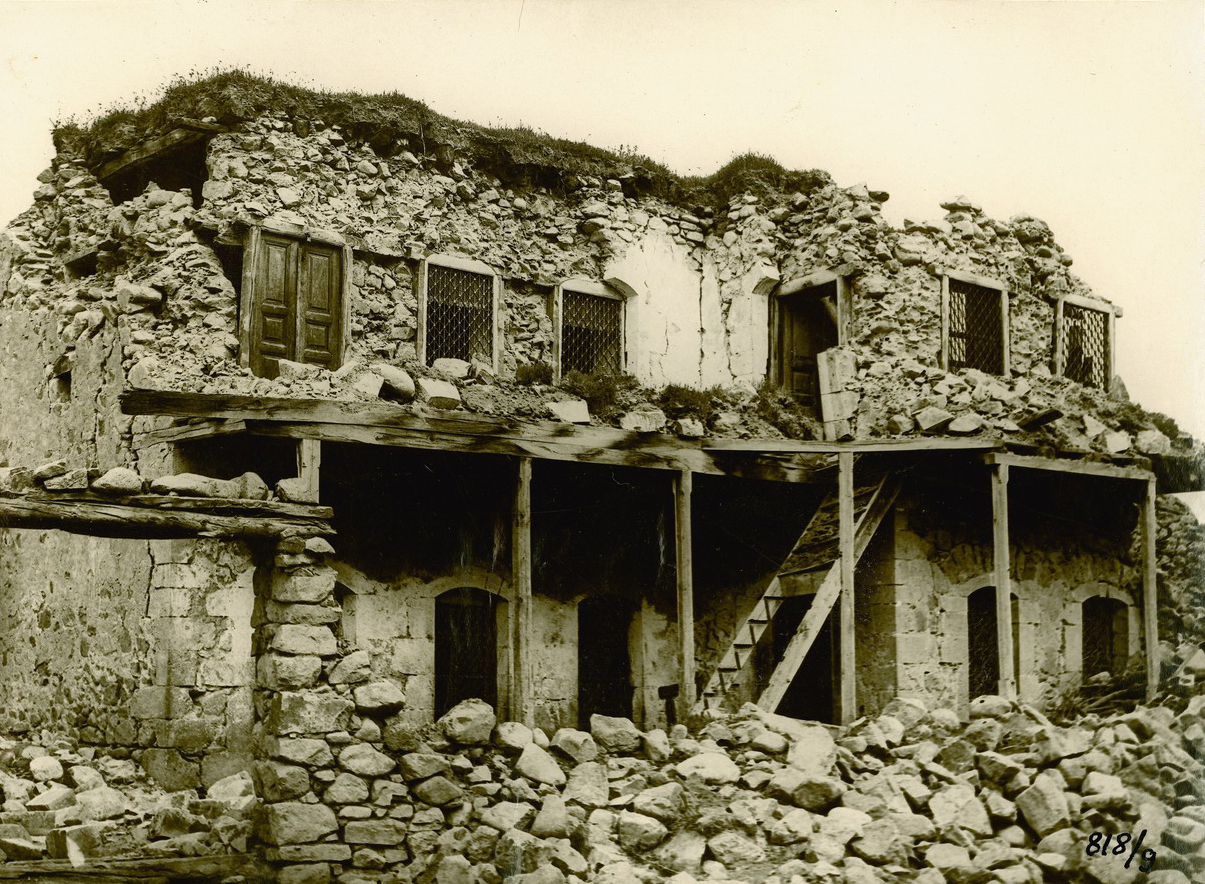 Երկրաշարժից քանդված տուն