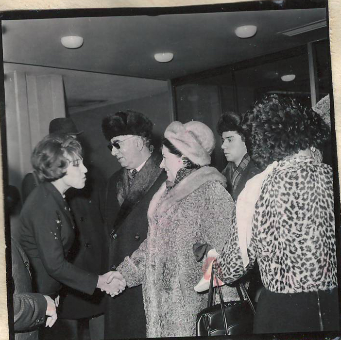Նեգատիվ՝ լուսանկարի. Ա. Խաչատրյանը  կնոջ՝ Ն. Մակարովայի, որդու՝ Կարենի և ՄԱԿ-ի գիդ-թարգմանչուհի Ջ. Յադրոշնիկովայի հետ Քեննեդիի օդանավակայանում 