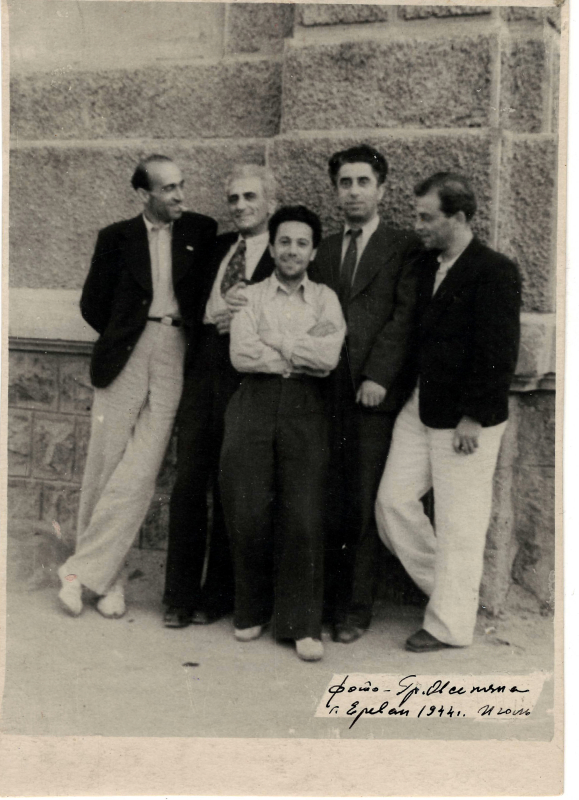 Լուսանկար. Ա. Խաչատրյանը իր եղբայր՝ Վաղինակի և Հայաստանի մշակույթի գործիչների հետ