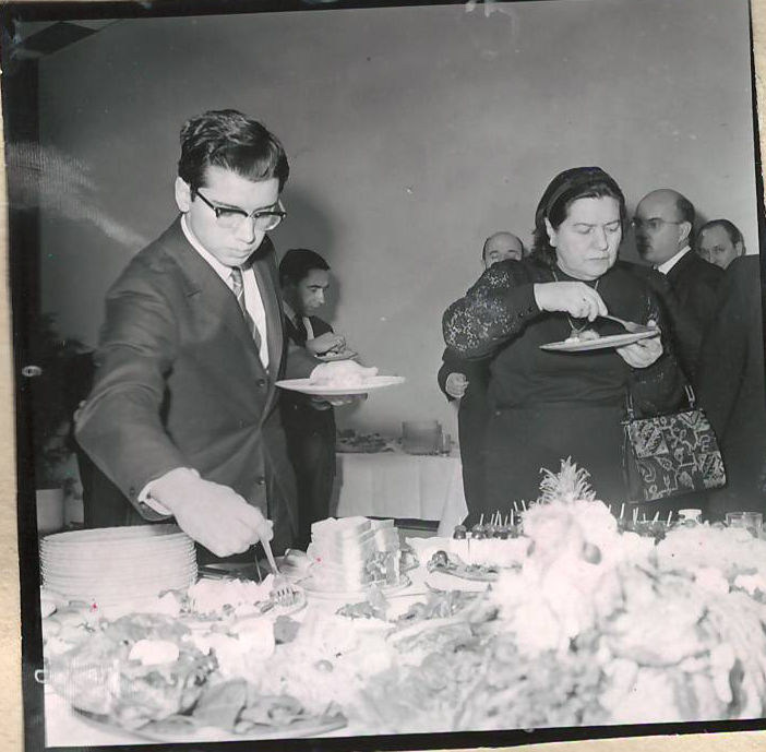 Նեգատիվ՝ լուսանկարի. Կարեն Խաչատրյանը  (Ա.Խաչատրյանի որդին)  և Նինա Մակարովան  (կինը) ՄԱԿ-ի գրասենյակում՝  ճաշկերույթի ժամանակ