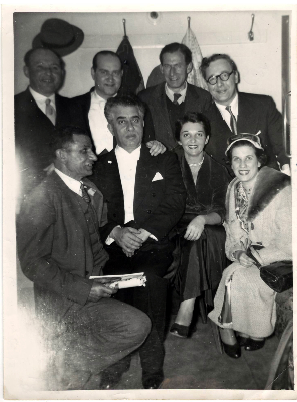 Լուսանկար. Ա. Խաչատրյանը անվանի ջութակահար Դ. Օյստրախի, լոնդոնաբնակ Հովհ. Չալգյանի և այլոց հետ իր համերգից հետո
