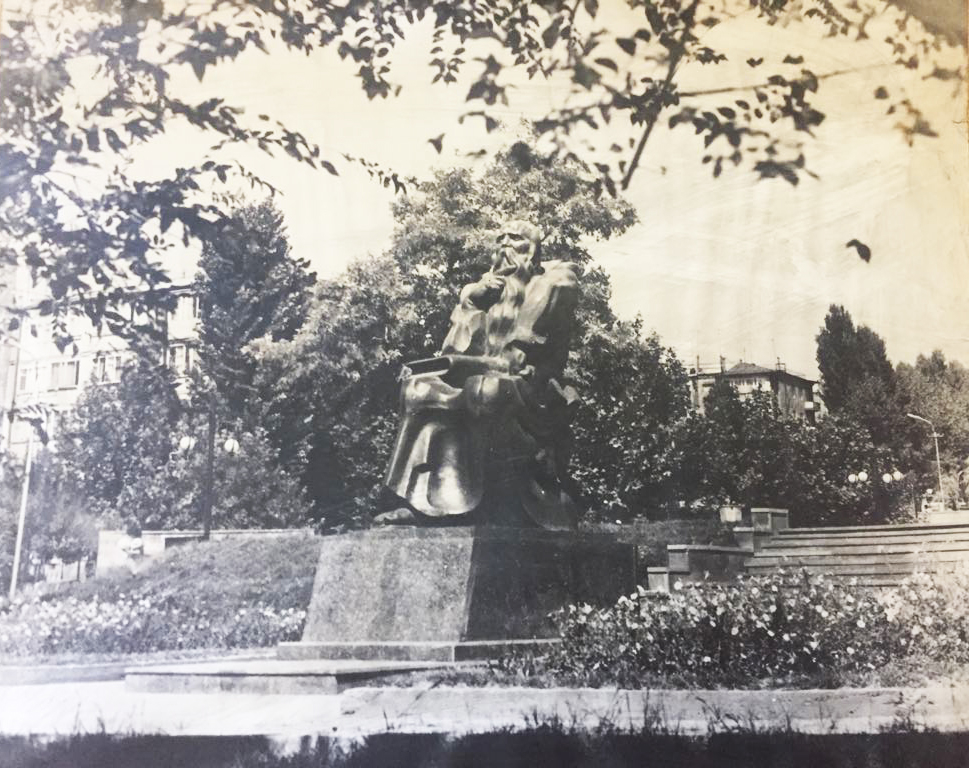 Դավիթ Անհաղթի հուշարձանը Զեյթուն թաղամասի հանգստյան գոտում, քանդակագործ Վ.Ատանյան 