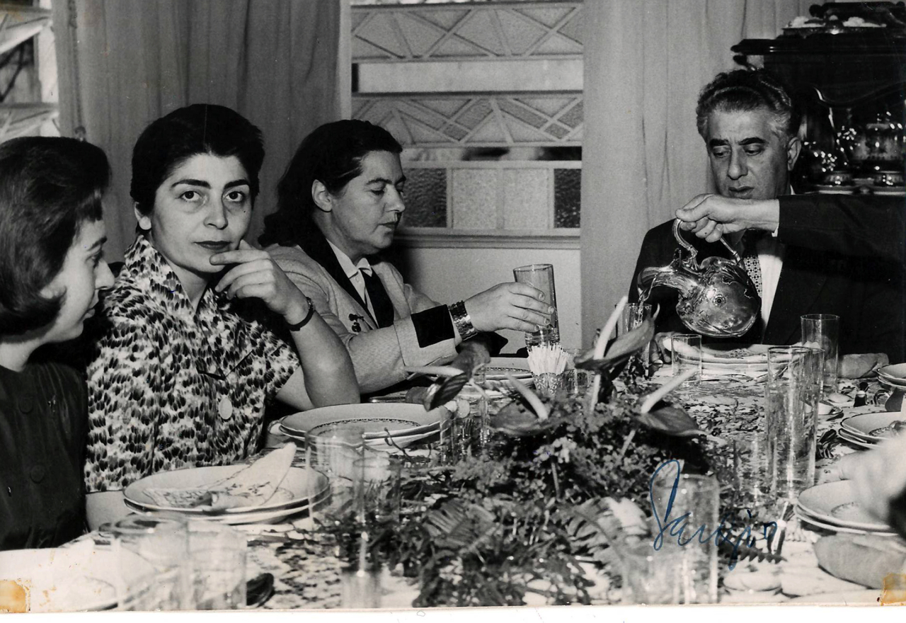 Լուսանկար. Ա. Խաչատրյանը կնոջ՝ Ն. Մակարովայի և այլոց հետ Զաֆալյաների ընտանիքին հյուր