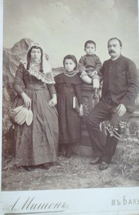 Ավ.Իսահակյանի կինը՝ տիկին Սոֆին ծնողների և եղբոր հետ