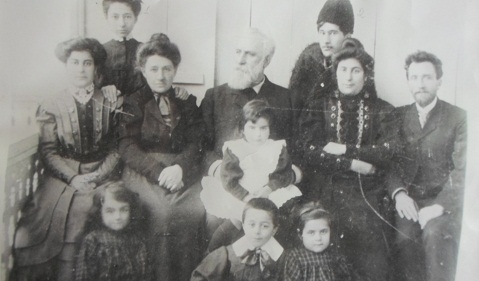 Ղազարոսո Աղայանը իր ընտանիքի անդամների հետ