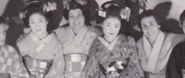 Գոհար Գասպարյանը, Էլեոնորա Ոսկանյանը մի խումբ ճապոնուհիների հետ