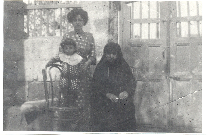 Ավ.Իսահակյանի մայրը, տիկին Սոֆիկը և փոքրիկ Վիգենը
