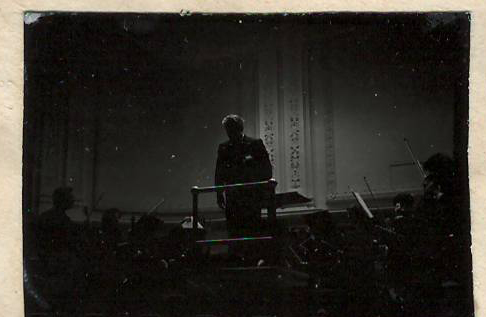 Նեգատիվ՝ լուսանկարի.Ա. Խաչատրյանը Նյու Յորքի Քարնեգի Հոլ համերգասրահում տեղի  սիմֆոնիկ նվագախմբի հետ իր հեղինակային համերգի ժամանակ