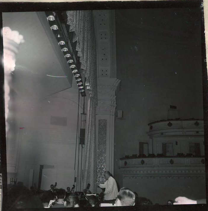 Նեգատիվ՝ լուսանկարի. Ա. Խաչատրյանը Նյու Յորքի Քարնեգի Հոլ համերգասրահում տեղի սիմֆոնիկ նվագախմբի հետ փորձի ժամանակ