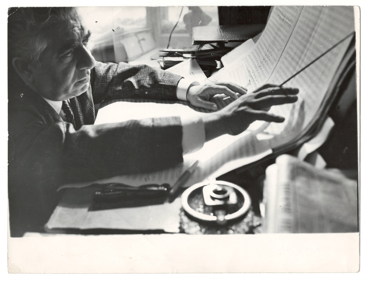 Լուսանկար. Ա.Խաչատրյանն իր մոսկովյան բնակարանի աշխատասենյակում՝  ստեղծագործական աշխատանքի  պահին: