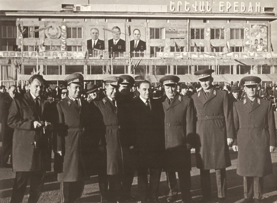 ՀԿԿ առաջին քարտուղար Ատոն Քոչինյանը զինվորականների հետ