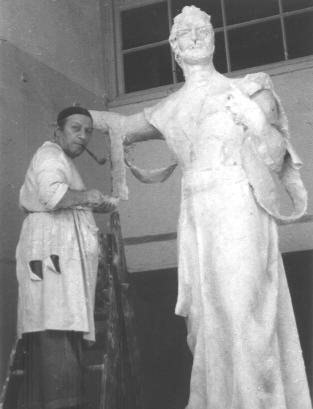 Ե. Քոչարը  արվեստանոցում «Սայաթ Նովա» արձանի վրա աշխատելիս, Երևան, 1960-ականներ