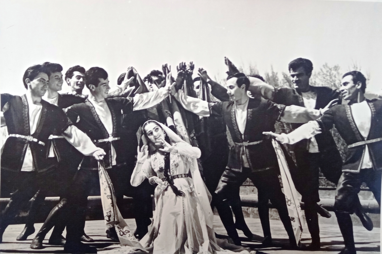 Հայաստանի պարի անսամբլը ելույթի պահին